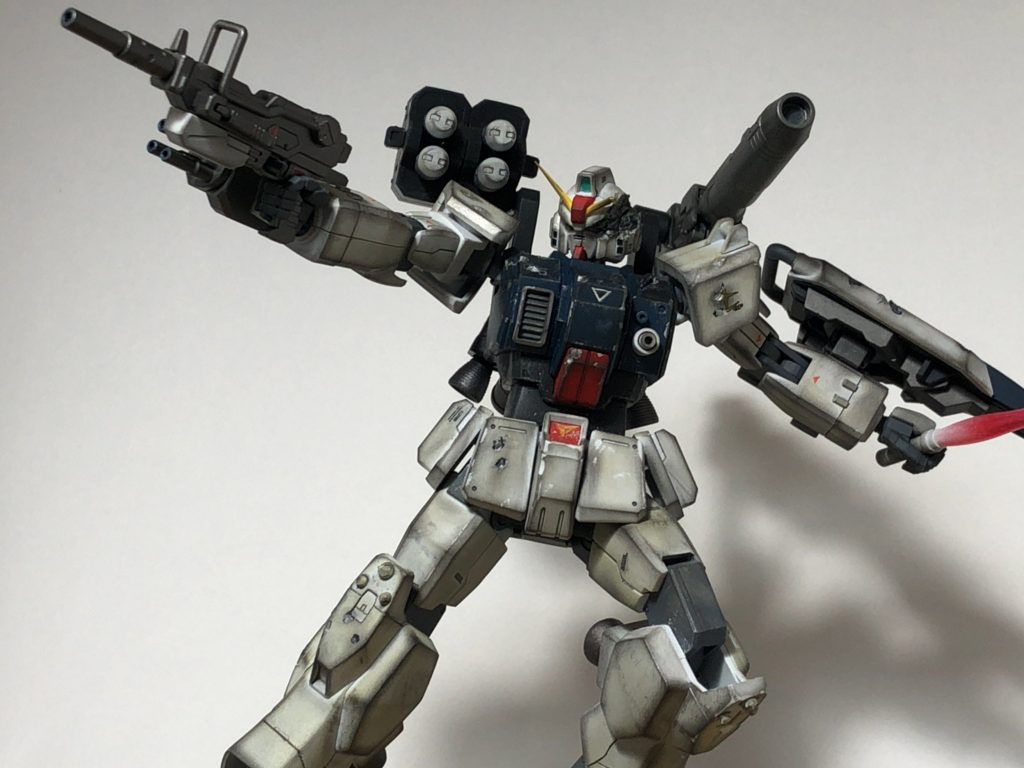 最前線をイメージとしているので、シールドのダメージ表現はきつめにしています。
作っていた時はサンダーボルトを読んでいて、最終決戦時のフルアーマーガンダムの顔がかっこいいなと思って、陸ガンカスタムの顔も思い切ってヒートナイフで溶かしました。お陰で左顔面はぐちゃぐちゃですが私はこれが好きです。