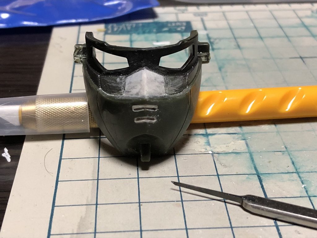 クマドリの延長、への字スリットを埋めて半分の厚みで掘り直しました。