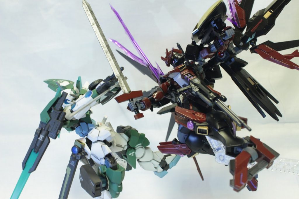 対峙しているこの機体、「ガンダムヴィダールヴリエッド」はこのクアンタ改のライバル機として制作しました。ヴィダールはクアンタ改と色々対をなす感じで作っていて、もぐどり最高傑作を選ぶならこの二機のどちらかだと思っています!いつか超えたいなぁ…