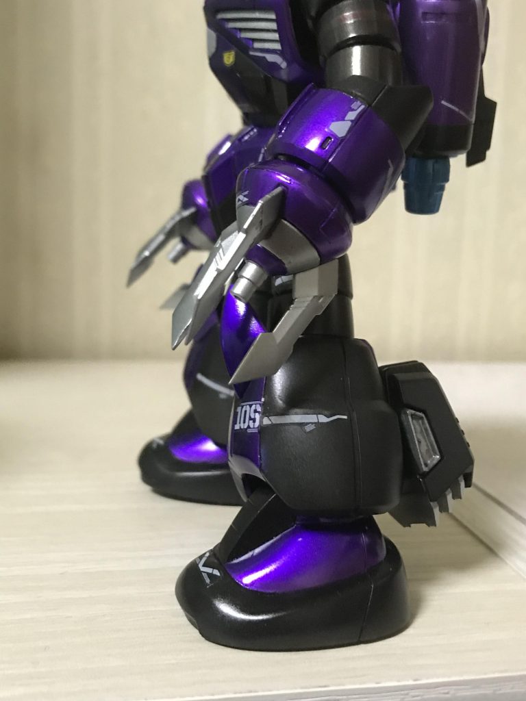 爪は大型化されてるのでジム2体くらいは貫けるはずです。笑