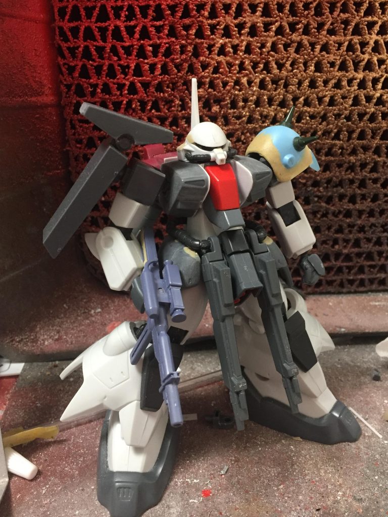 そして悲しいかな…折れやすいアンテナが案の定折れてしまったのでバーザムの様な大型ブレードアンテナに改造．腰部もパワードアームズパワーダーから大型ライフルを抜擢．接続にはアムアムを使用しているので塗装さえすればガトリングやミサイルにも…(*ФωФ)ﾌﾌﾌ…