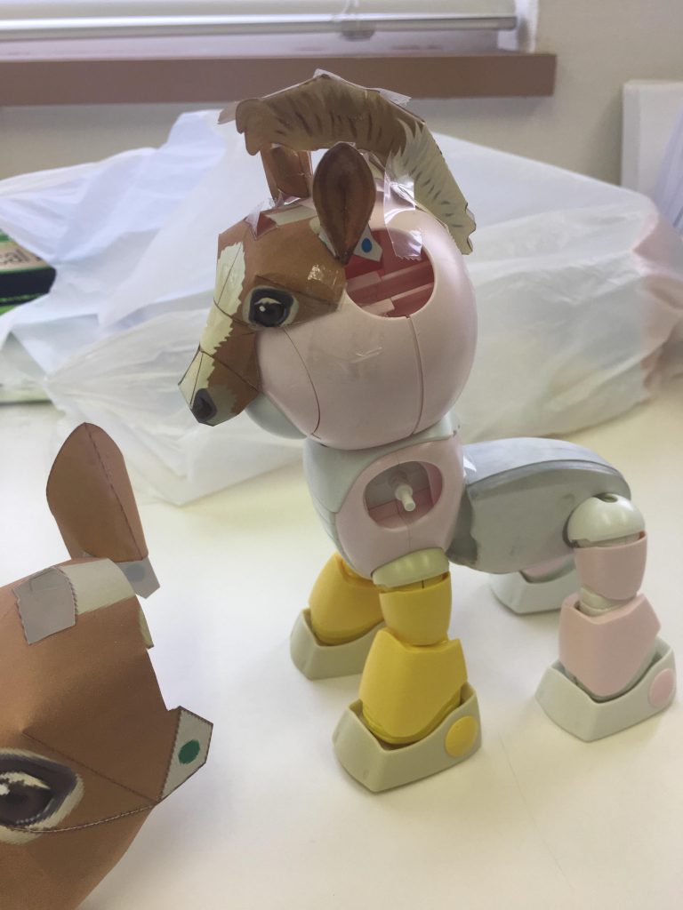 顔は、ネットで拾ったペーパークラフトを元にプラ板で作成しました。