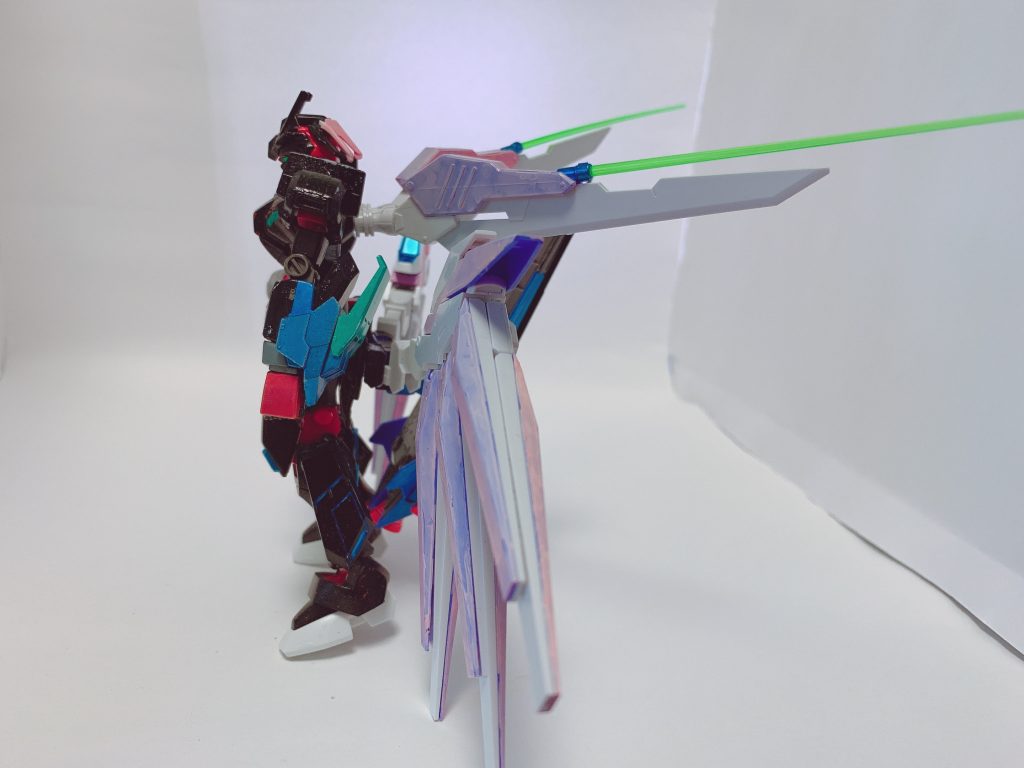 左側 背中のブレードは姿勢制御に使用 攻撃も可能