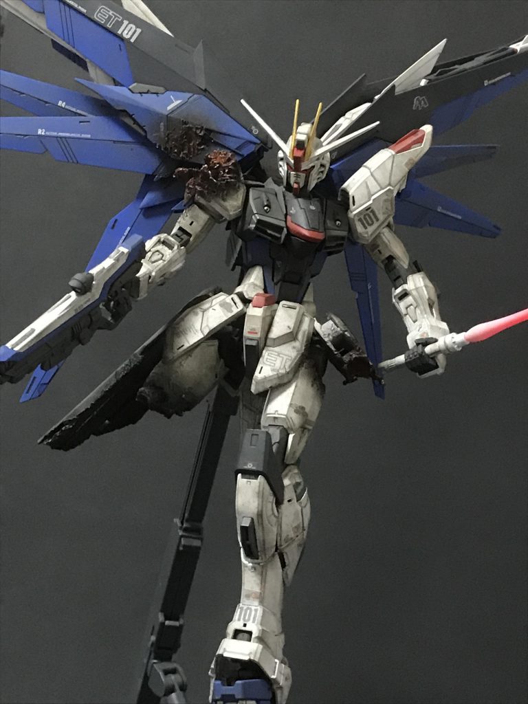 羽根と足が撃たれて被弾しつつも撃ち返すシーン