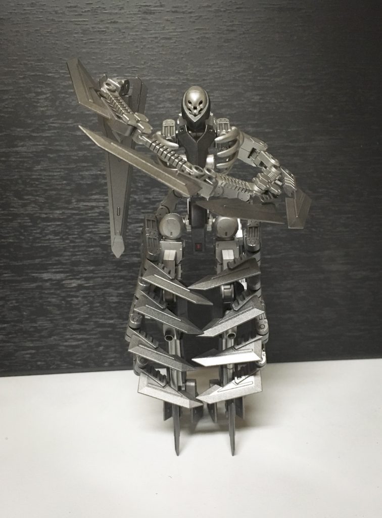 過去この機体はヴァルキュリア・フレームの模倣品をコアとして様々なパーツや武器を用いて実験を繰り返していたがある実験にてパイロットが暴走、両腕と踵から先を失った
それ以降阿頼耶識システムに異常が発生するようになり、パイロットが原因不明の精神汚染により暴走するようになる