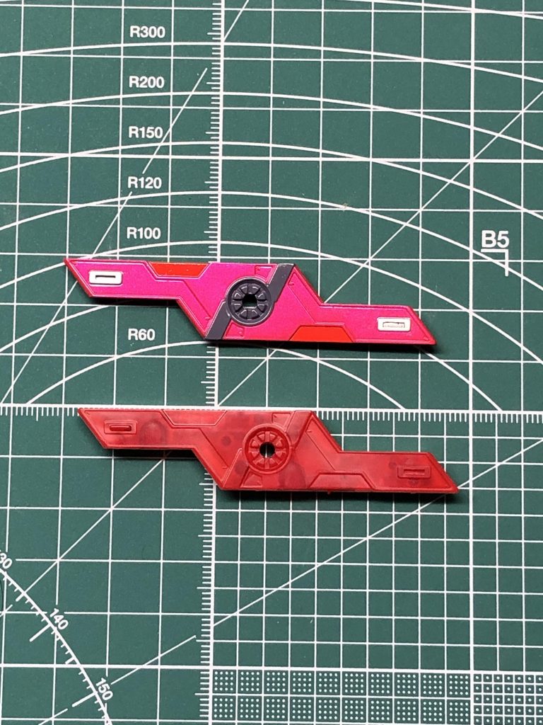 サイコプレートの塗り分け。
台形の部分のみマスキングをしてパール塗装しました。