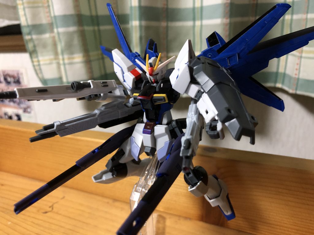 ハイマットフルバーストモード。
翼の構造とライフルを除く火器は完全オリジナルで考えつつ、各モードは再現できるようにしました。翼の中に火器を仕込むまではできなかったので全て両腰にまとめちゃいました。ここは多分新要素。
