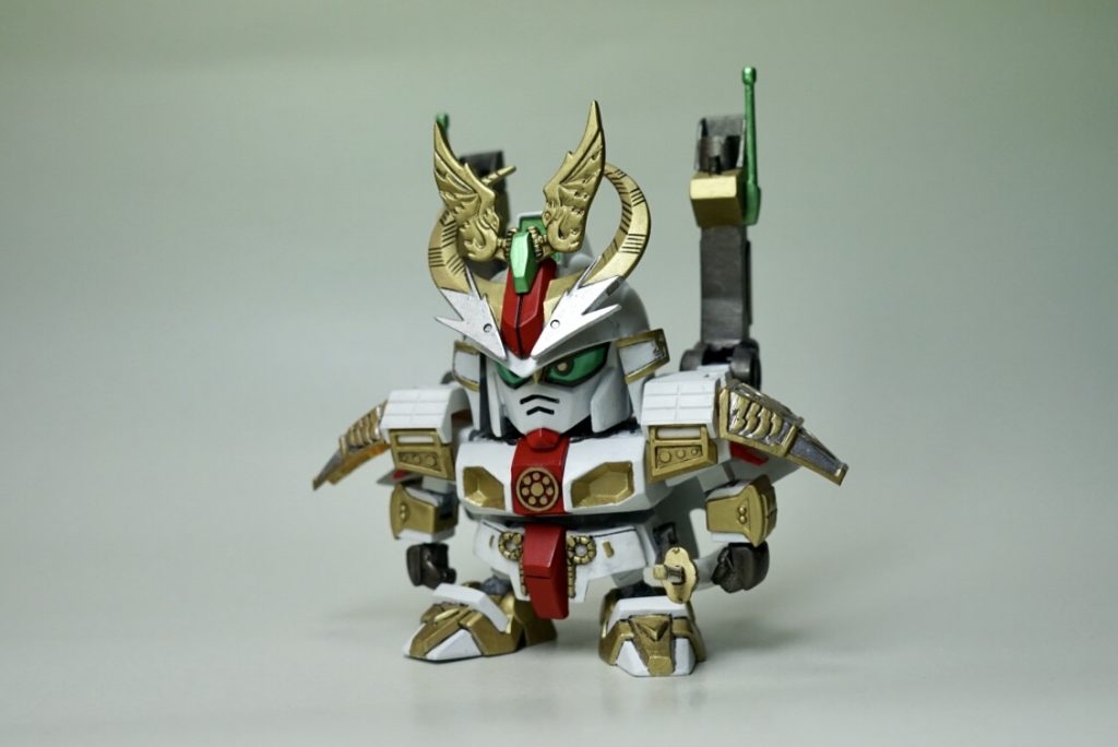 前から。
キットのままでは顔が野暮ったいので少しアゴ？を削りました。
腰部前や刀の取り付け方等『烈伝零』を参考に作成しています。