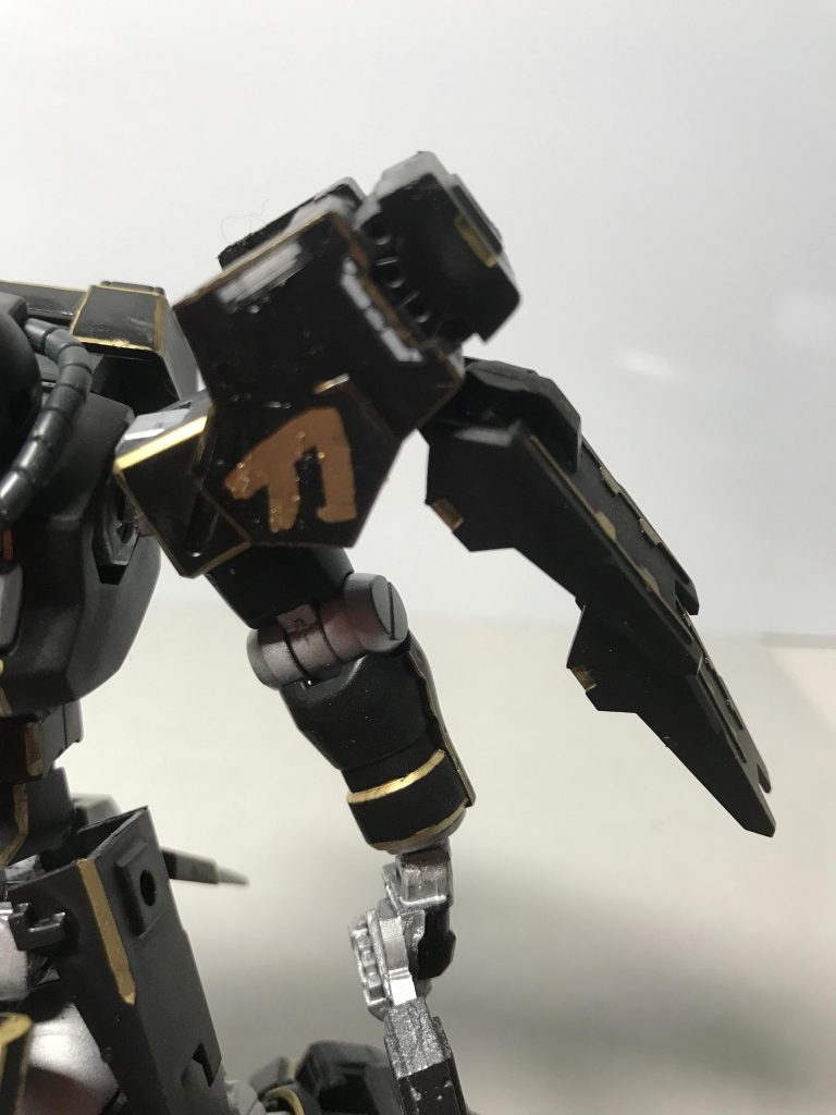 両肩からマイクロミサイルがでます！！
ちなみにこの刀の文字は手書きです！！