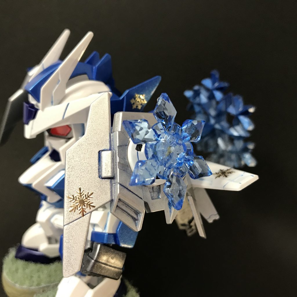 背中と肩の雪の結晶は百均の髪飾りなどを使用しています。結晶のシールも百均のネイル用品で見つけました。