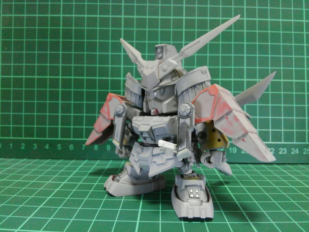 捨てサフからの表面処理。この後再度サフを吹いて塗装に入りました。光沢塗装で全体を塗った後、鎧のみクリアコートで艶を強調しています。