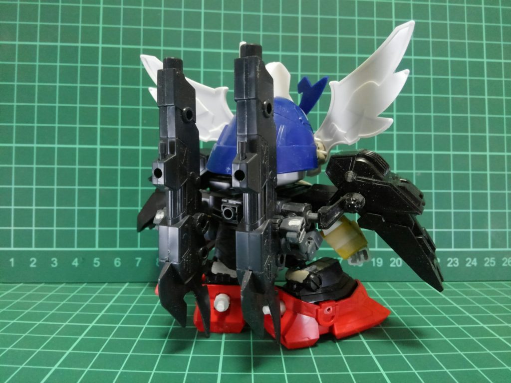 背面に大筒を持ってくる関係上、転倒防止の重しとして、武化舞可の瞬脚爪先にはナットやデザインナイフの古い刃を仕込んでいます。