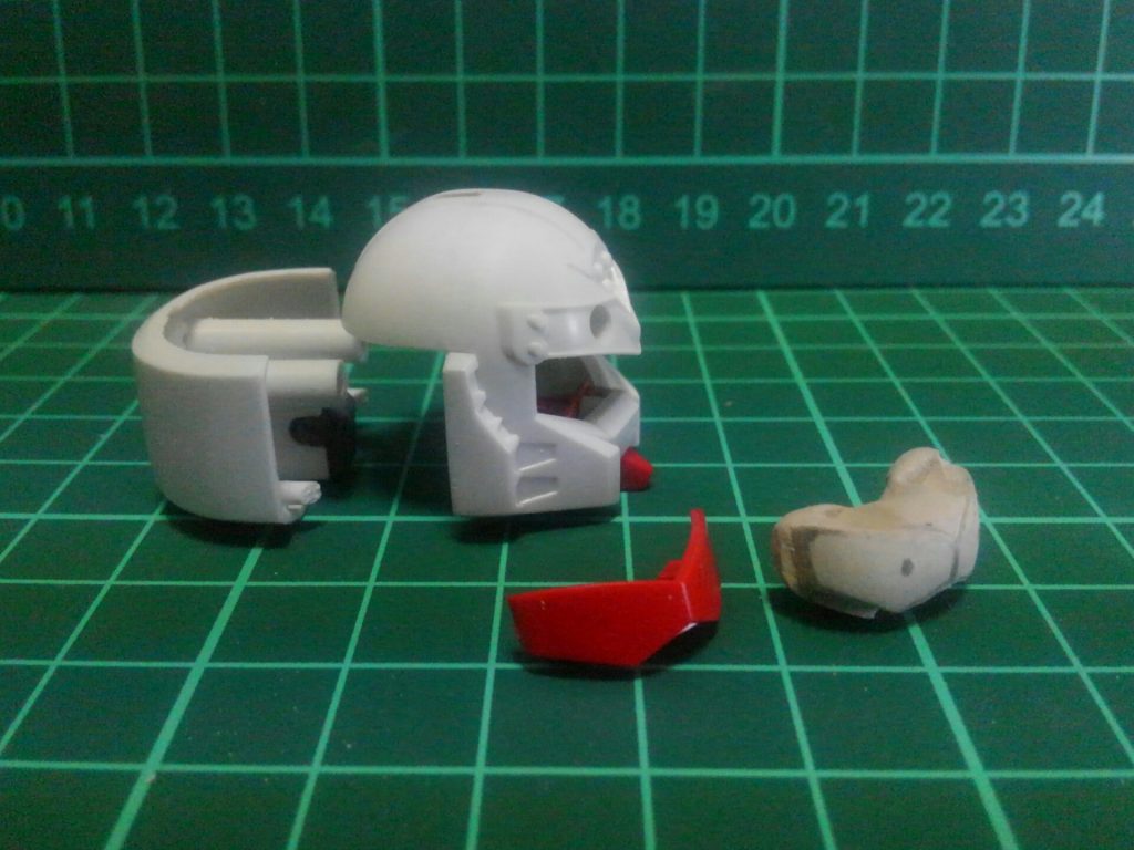 目線交換用に後頭部を分割可能に。ネオジム磁石で取り外し出来ます。