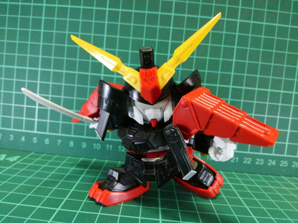 胴体のひねりを生かす為に鎧は腰部分で分割。