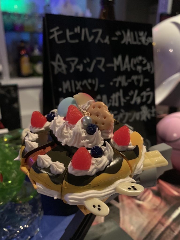 ちなみに地元のガンダムバーにアッシマーMAというパンケーキのメニューがあるので、置かせていただいてます。