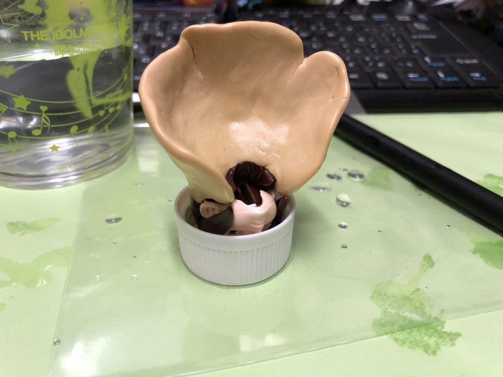 とりあえず盛り付けた状態。パテが固まるまでどうやって固定しようか迷走しているのが伺える一枚です。