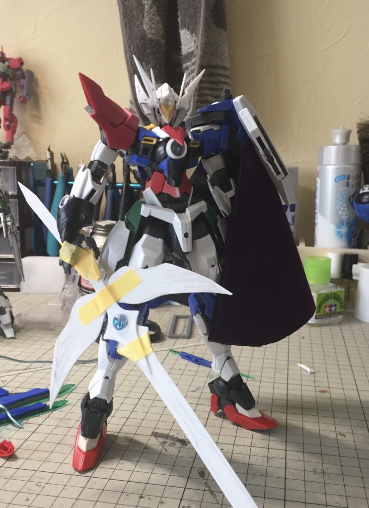 腰を大幅に延長したことでバランスを取るために腕の方は袖にシナンジュのパーツ、足の方は足首にエクシアの足首パーツを足すことで全体のバランスを取りました。
この時点でやはりマントは布製でいきたいなと再確認しました。