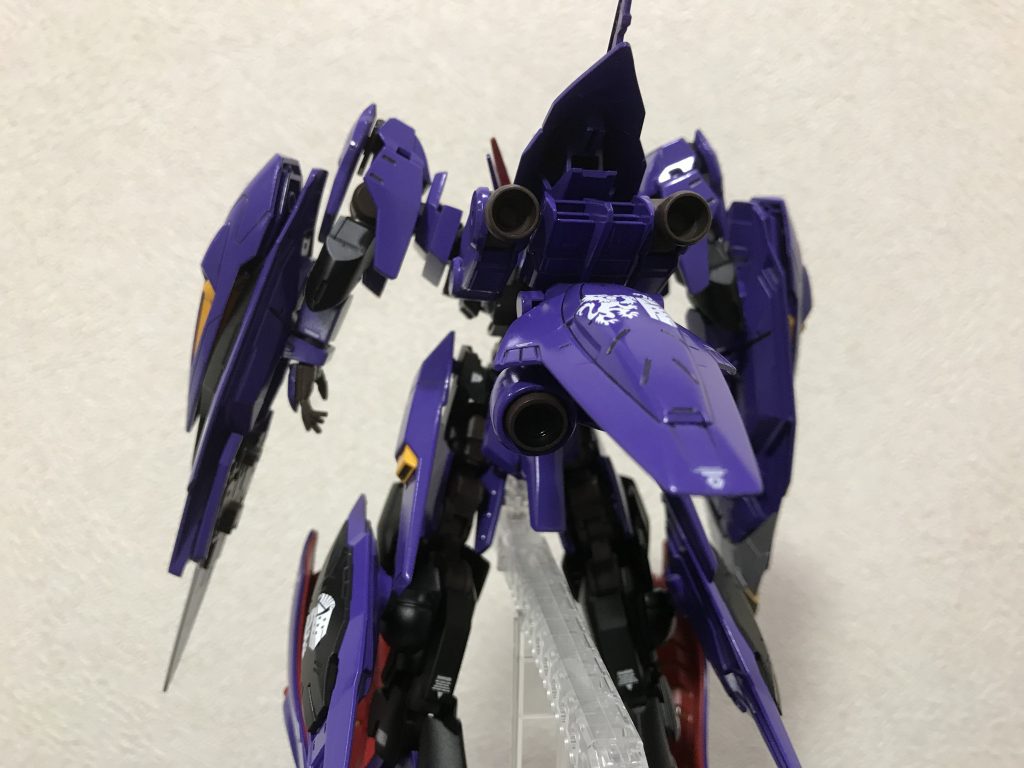 背面はスラスターで固めました
大出力スラスターから生み出される膨大な推進力、アルシアの得意な高機動戦を可能にする重要な機構です。