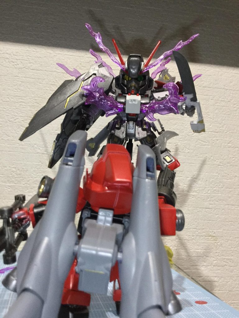 *大人しく降参してこのMSを引き渡せ!命だけは見逃してやる。*
赤いF97フリントに乗るレイヴが言った。レオナとレイヴとの実力の差は大きくレオナの攻撃は歯が立たなかった。
嫌だ!
*この機体はオルガン博士とアタシとの最後のキズナなの!誰にも渡したくない!*
*じゃあ悪いが機体ごと消えて貰う!*
フリントの攻撃が瞬時に躱された。その次の攻撃も、その次もかわされる。
*なんだ?まるで別人に入れ替わったみたいだ?*
*『…って言ってると思うよ。』*シートの後方から心配そうな顔をするレオナに操縦桿を握るラグはいつもの様に話しかけていた。
シザーアンカーを利用し軌道を変え躱す戦法は身に覚えがある。
忘れられない、そして今会いたく無い相手の名前を吐き出した。
*まさか…兄貴…か?*
*『レイヴ、悪いけど、父さんのF97もレオナも渡すつもりは無いよ。』*
こうして広い宇宙の中、命をかけた兄弟喧嘩が幕を開けた。