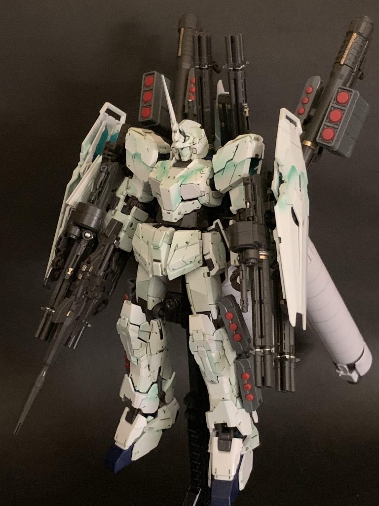 デストロイ前提の塗装ですが、ユニコーンモードでも光が漏れてるみたいで悪くない笑