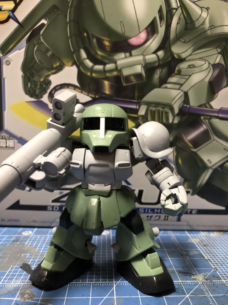 穴の空いたところや肉抜き部分をパテで埋めてザクI特徴の腰、胸周りはプラ板にて形成。