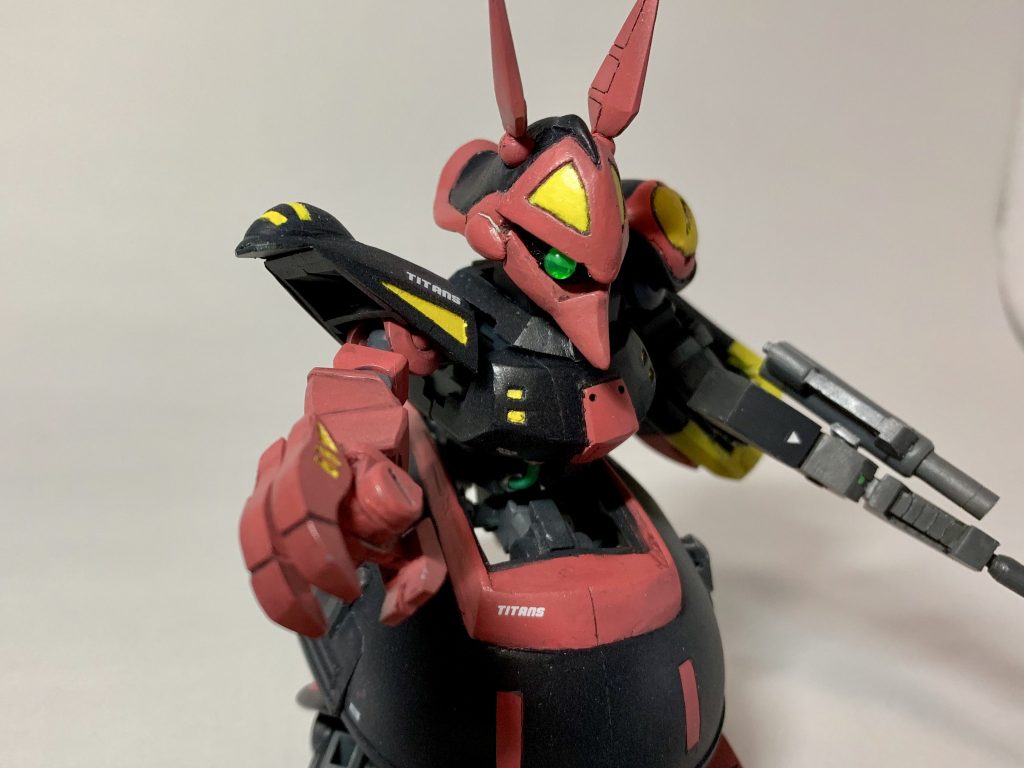 クロー・アームは爪が独立して動かせます。モノアイも左右に動かせます。