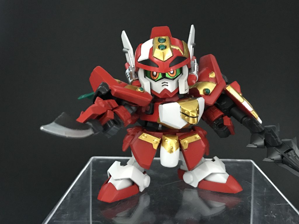 ナイフは可動式で展開できます。