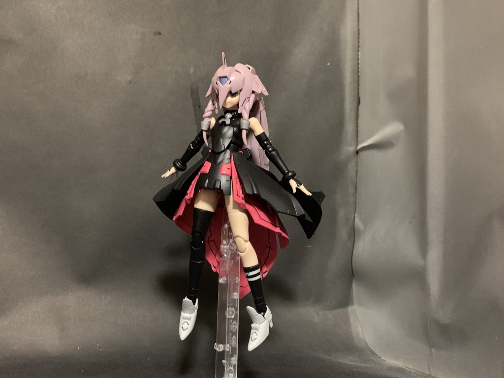 スカートが展開するギミックも健在です