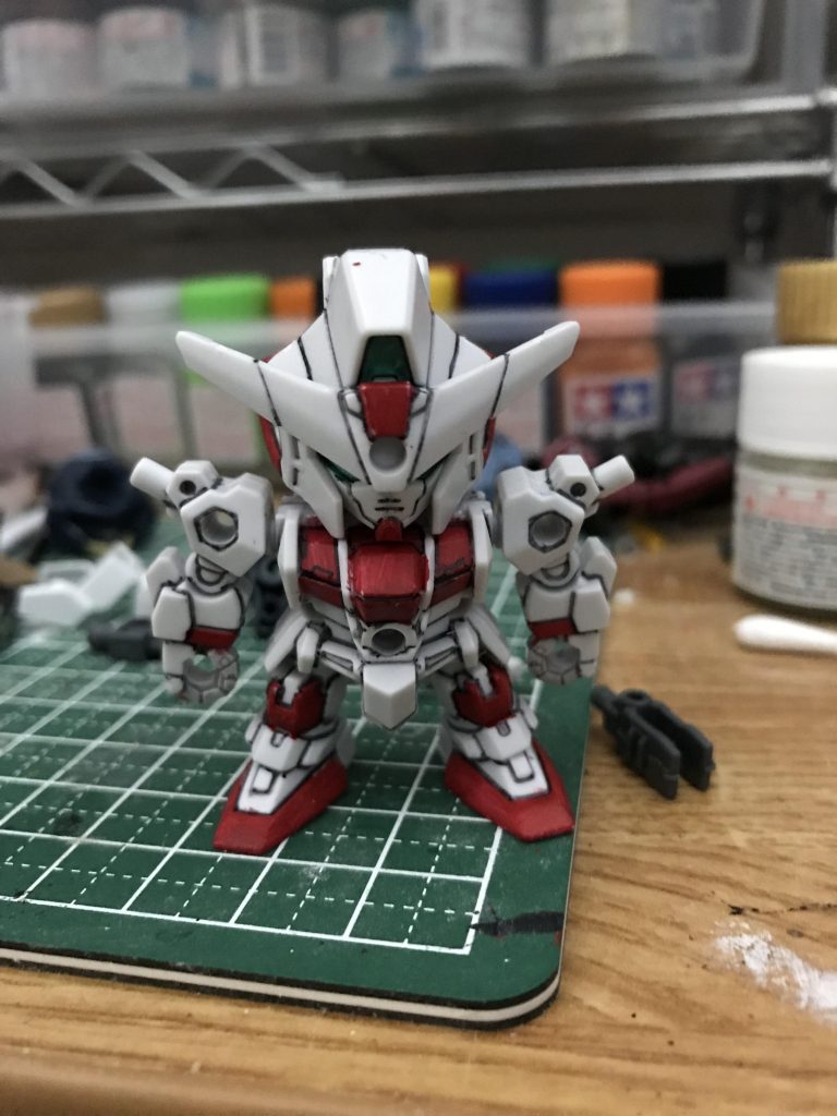 素体はガシャプラのダブルオーダイバーです。
アンテナを削り耳を切り落とし。
顎を少し削っただけの簡単加工です。
あとEXスタンダードのエクシアのGNドライブをパクってきました。
