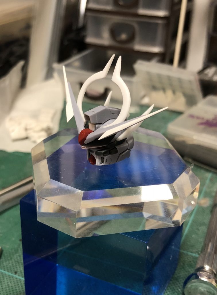 頬の部分にプラ板を足しより悪役っぽい顔つきにしアンテナはプラ板で自作してます。