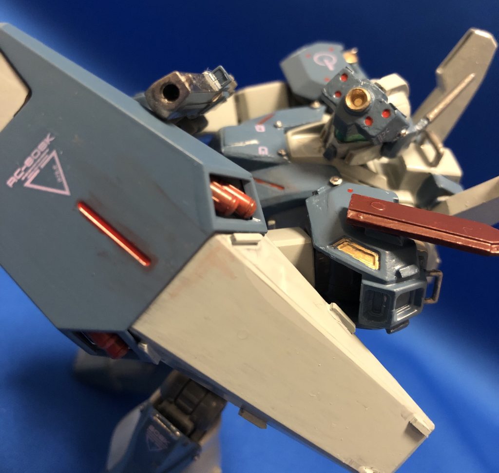 シールドを支えにピストル構え
ハンドガン系持たすとついついやりたくなる構えです。