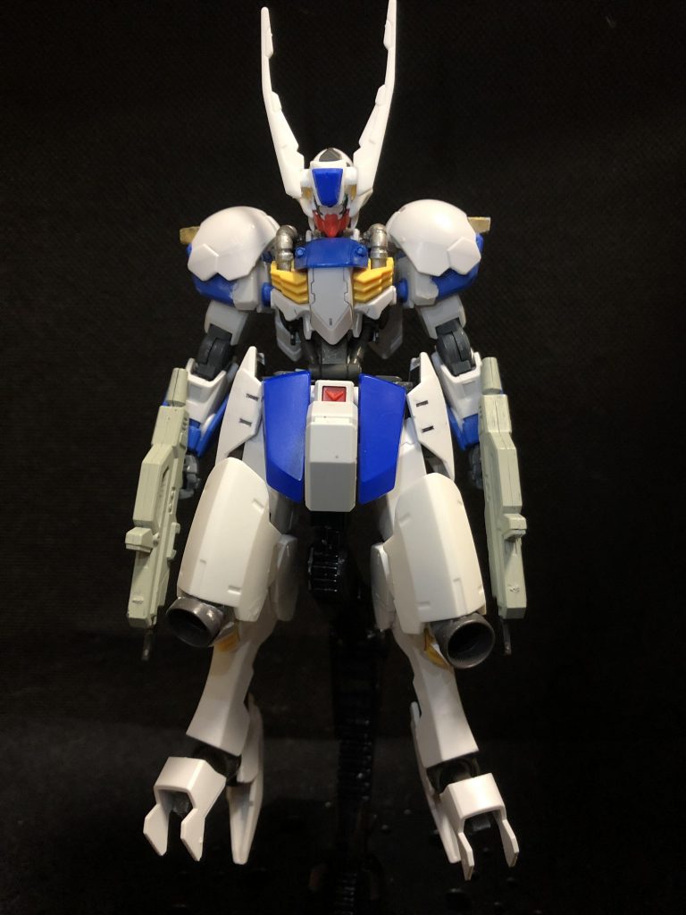 正面。丸と四角の2つのデザインの調和が課題でした。