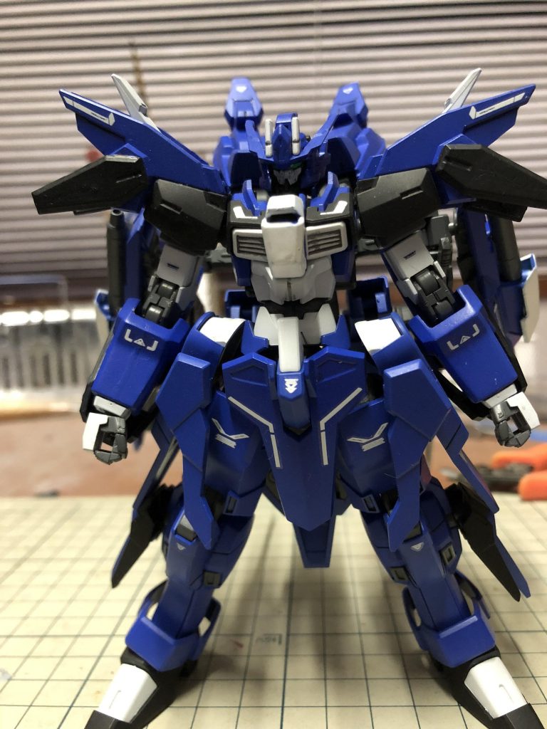 ド正面図。
ガンダムシュヴァルツリッターをベースに色々なキットのパーツを組み込みました。