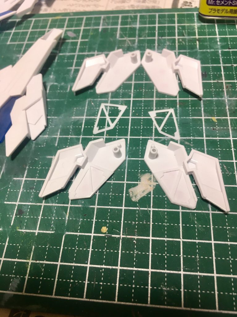 各種アーマーの裏打ちなど。
また、首で1.5ミリ、胴体関節で約2ミリ、股関節で1.5ミリ、垂直方向に延長しています。