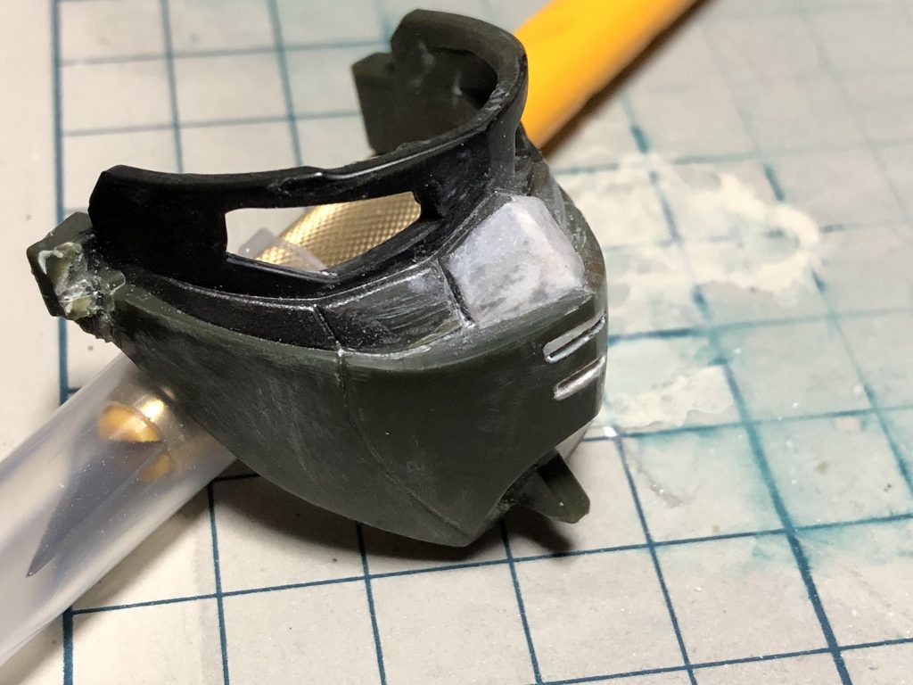 マスクを下に削り込みました。