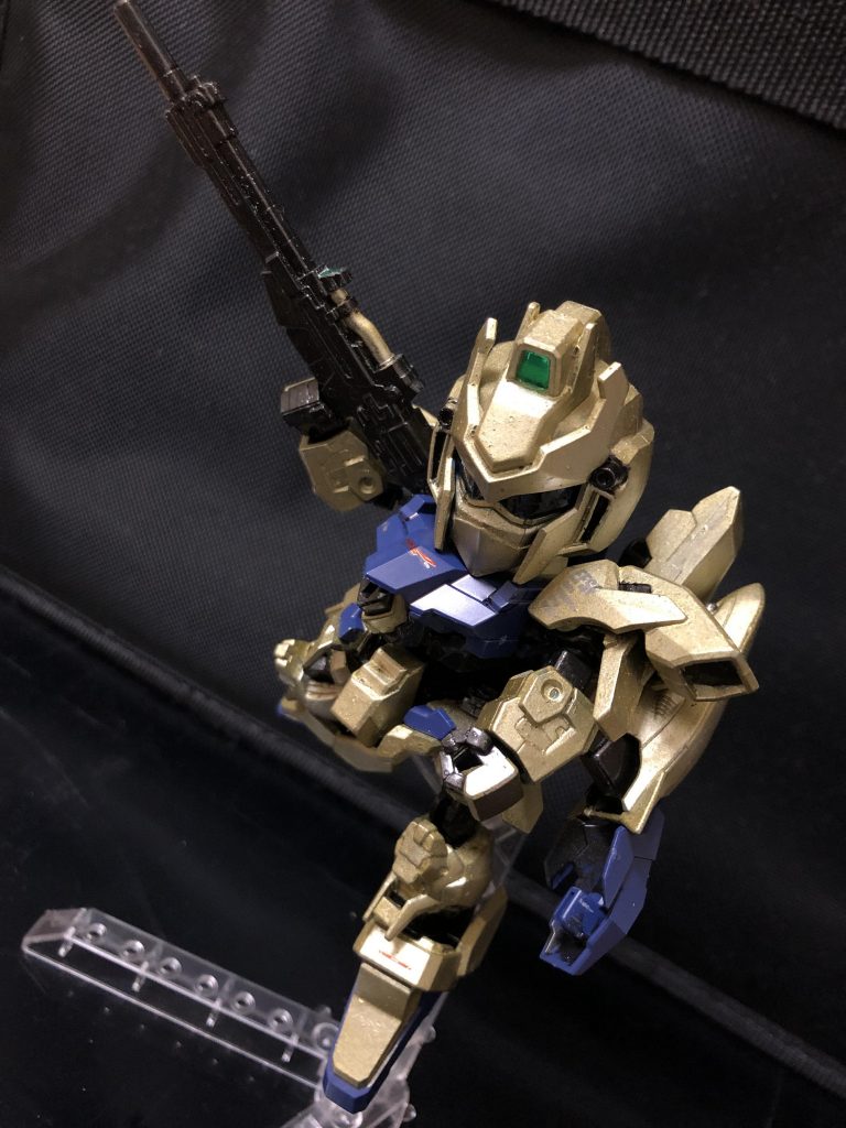 oyz「今回の改造ポイントですが、腰周りに可変機構を組み込むことで差し替えなしの完全変形にしたんです。まあ、顔は取っちゃいますけど。」
oyz「あと元々がSDで脚がほぼ動かなかったので、ジョイントパーツ組み込んで膝が曲がる様にしてあります！脚は飾りじゃありませんからね！」
クワトロ「また聞いた様な話だが。」
oyz「それと可変時に分離してしまうヘッドパーツですが、実はサイコミュの遠隔操作で独自に操作出来ます。」
クワトロ「ほう、サイコミュか。使い方はさっきの説明でわかるが、サイコミュな、私に使えるか？」
oyz「大佐のニュータイプの能力は未知数です、保証できる訳ありません」
クワトロ「はっきり言う。気にいらんな」
oyz「どうも。気休めかもしれませんが、大佐ならうまくやれますよ」
クワトロ「なんだか聞いた様なやりとりではあるが、ありがとう。信じよう」