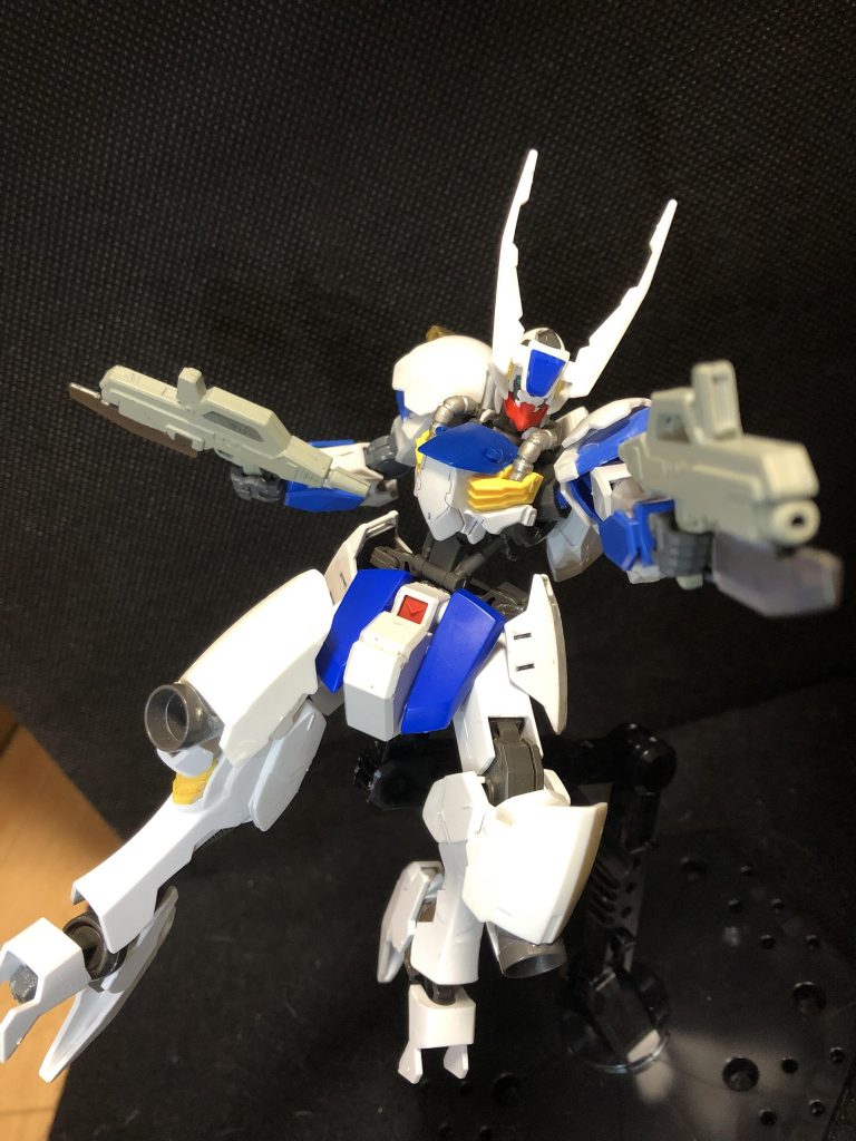 トリガー長押しで超パラライザーを撃てる。これは大抵のモビルスーツの回線をショートさせられる。コクピットにぶち込めばパイロットは感電死する。