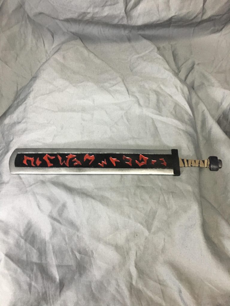 剣の全体像はこんな感じです。一枚の巨大な鉄塊を打ち、ルーン文字みたいな刻印が打ってあります。設定として魔界からのギフト。終焉の四賢者の一振り、エグゼキューターという名前の大罪武装です。