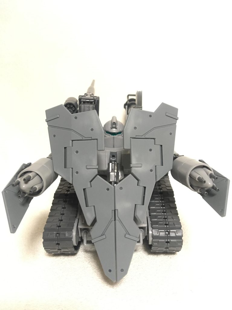 近接格闘モードという名の頭を後ろ向けただけ(笑)

ガンタンクの顔を後ろ向けたらバトルマスク付けたみたいになったので、タンクやしバック走行もできるやろってことで、ついでに腕も後ろに向けてシールドで守られた状態。

前進だと横にしか守れないシールドやけど、後進だと前方防御だけに特化してシールドを構えれます！

少しデュナメス感が出たかと(笑)

攻撃弾きながら突進してくる姿を妄想してしまいます(笑)