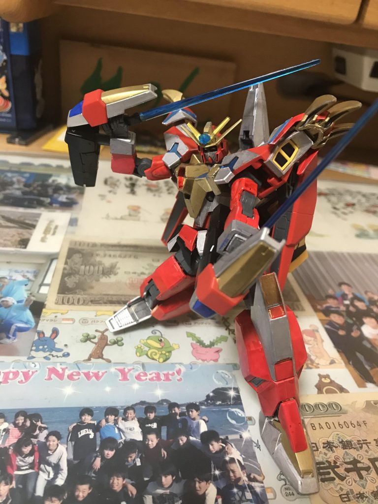 武装その3、グリッドガンソード
取り回しを重視して大剣から二刀流に変更
バックル部はシールドとしても使用可能。
ビームではなくプラズマエネルギーによる
青いサーベルを発振することも特徴である。
AGE3のビームサーベルと腕のバックル部を
アームジョイントで接続しただけのお手軽改造。
青いビーム刃はFXバーストの無色サーベルを塗装