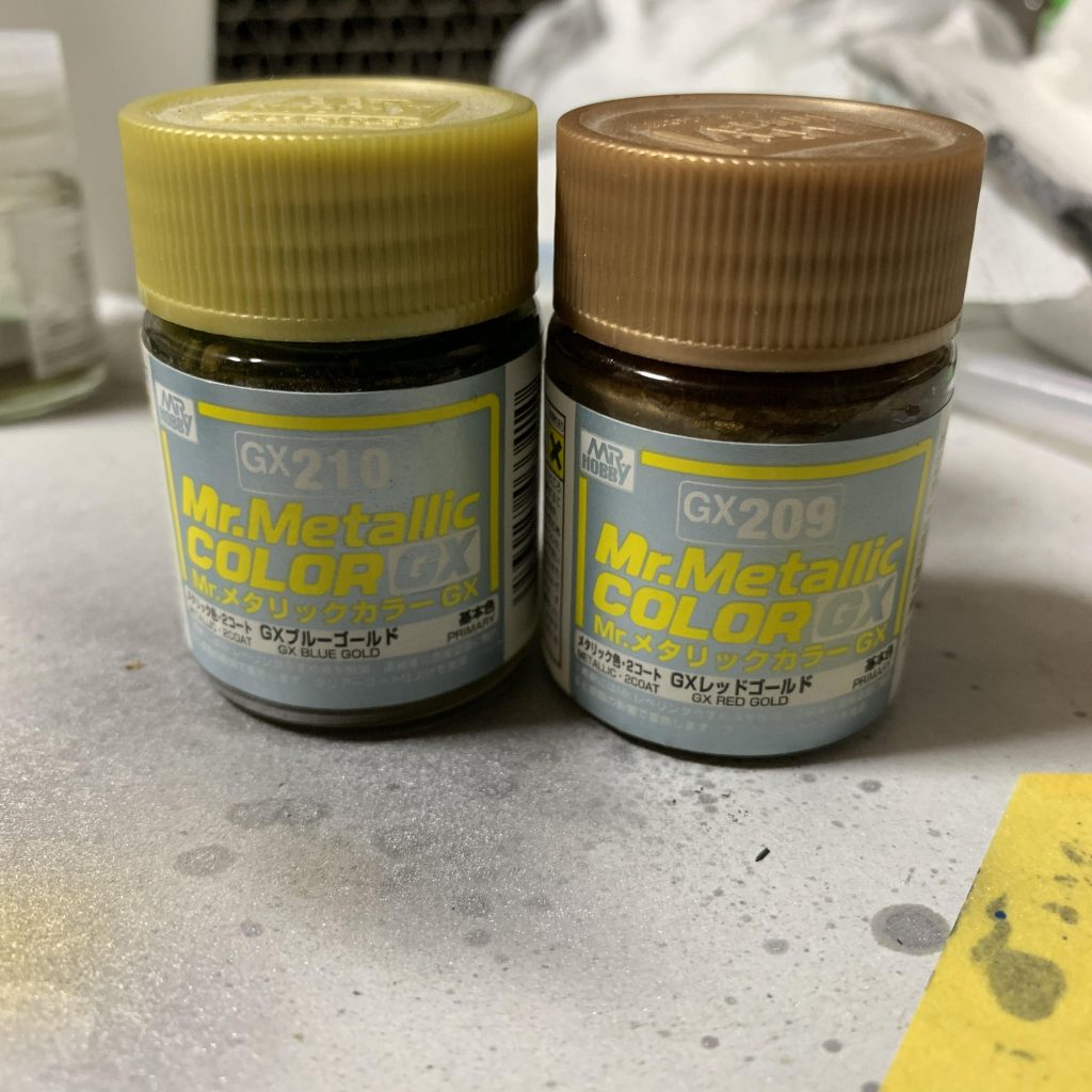 使用したゴールドはMr.メタリックカラーGXのブルーゴールドとレッドゴールド