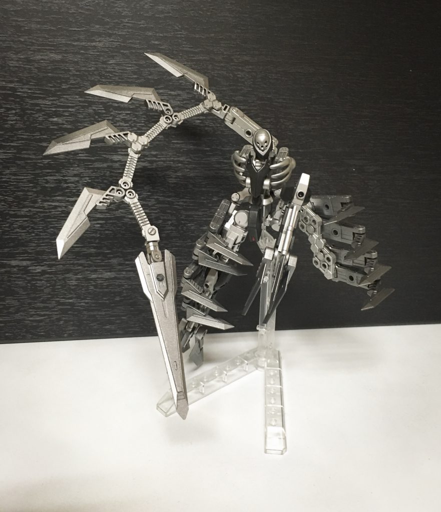 ブー・ラム
失った足先に装備された三枚の刃
腕の代わりの攻撃手段として装備された