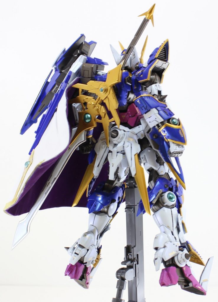 武器は背中にマウント出来るようになってます。