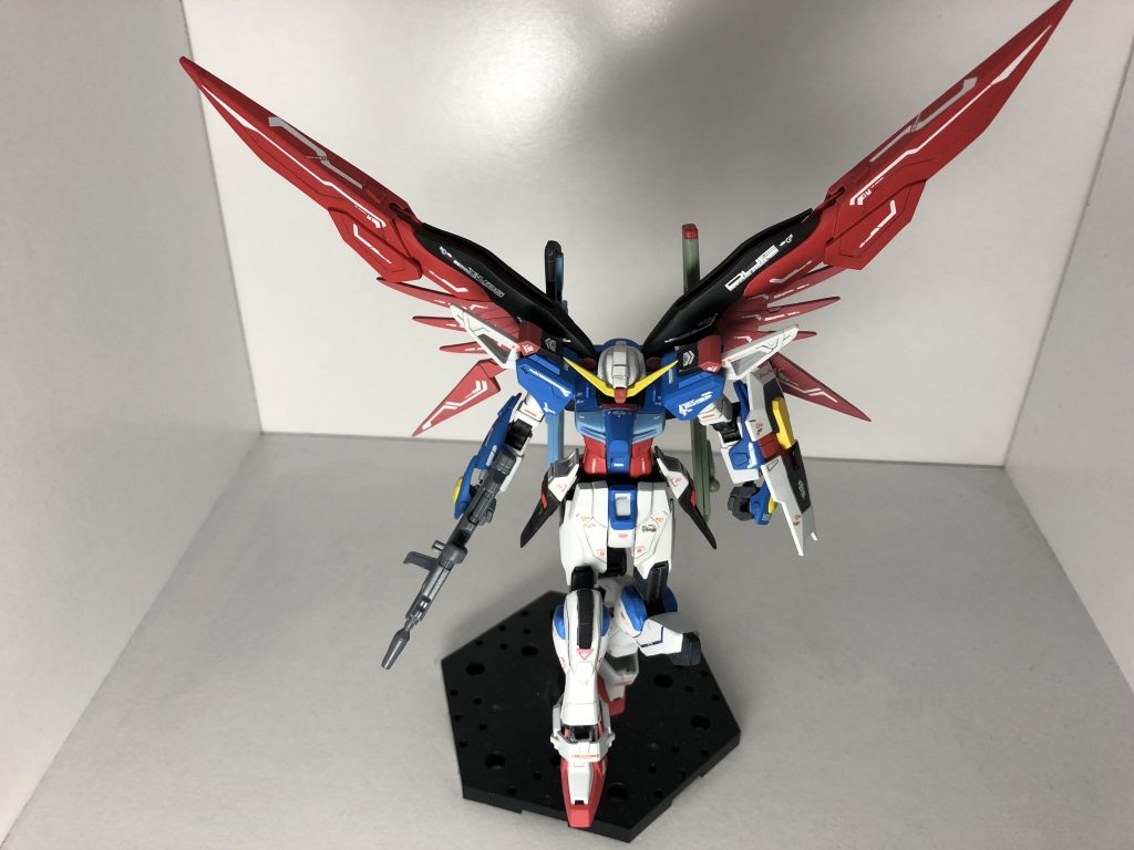 何枚かポージング👍
所々、荒いところもありますが機体のプロポーションをイメージ通りに変更することができたのでよかったです!エフェクトパーツは取り付けできなくなってしまったので、後々プラ板で作成していきます。
制作期間は2ヶ月と長くなってしまいましたが、納得できる作品ができてよかったです。