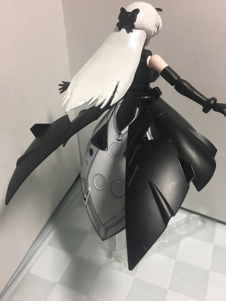 スカートの内部は白で塗装