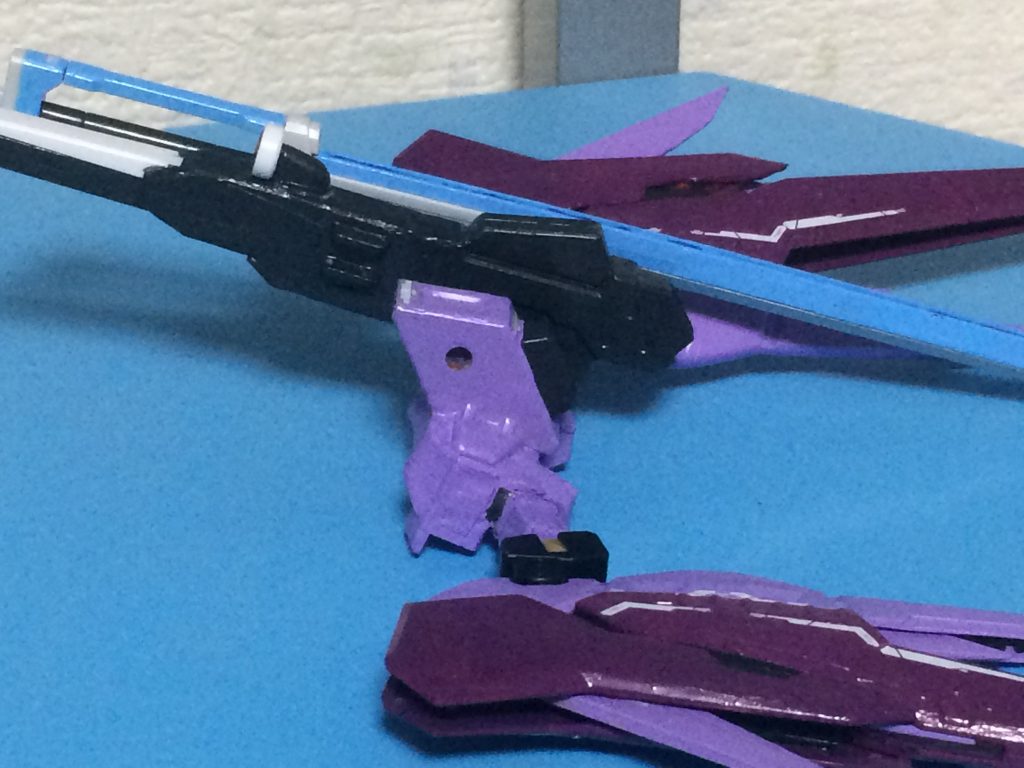 ソードシルエットの後ろ側半分を切ってスクランブルガンダムのバックパックを接着しています。ソード用ジョイントは切って翼の接続部分はパワードジムカーディガンのサブアームのパーツを使っています。そして翼の黒い方のパーツの接続部分にはポリパーツの3ミリ凹を加工して入れています。それとテレスコピックバレル延伸式ビーム砲塔の接続パーツはアメイジングウェポンバインダーのジョイントパーツを使っています。
