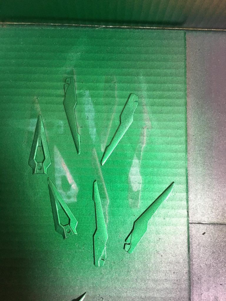 クリアパーツはメタリックグリーンに。
明るいところならこんな感じの色合いです