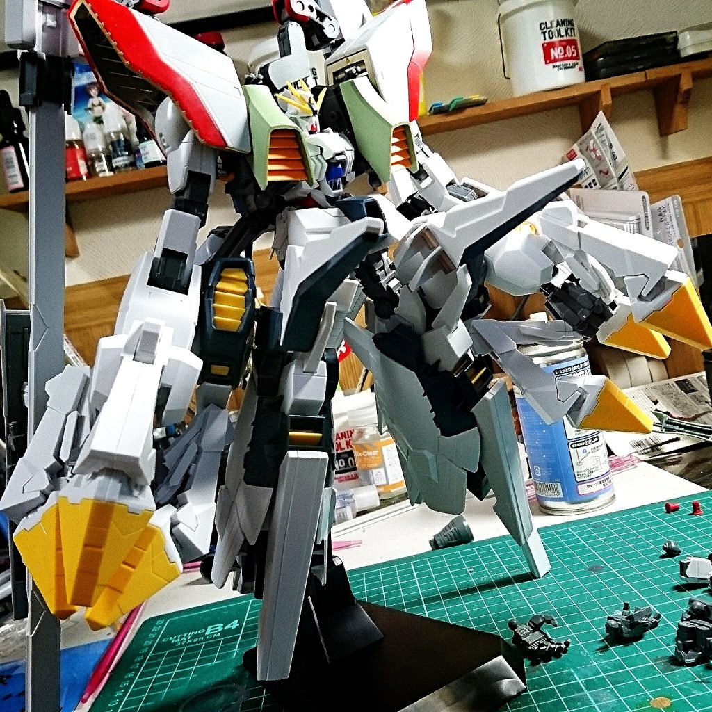 腕にクローをつけられます。完成後もできるのですが…
ナラティブくん本体と、スタンドがギシギシいうので、ちょっとやめときました。