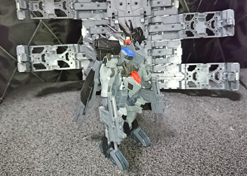 操縦系にも手を加えられ専用のパイロットスーツが用意された
パイロットスーツは強化装備とも言われ圧倒的な機動力から産まれるGを緩和する為の装暇でもある
操縦自体も網膜投影等が前提で網膜投影、強化装備によってある程度の思考制御等の制御が可能となり装備の補助を行われる
以上説明文章でした