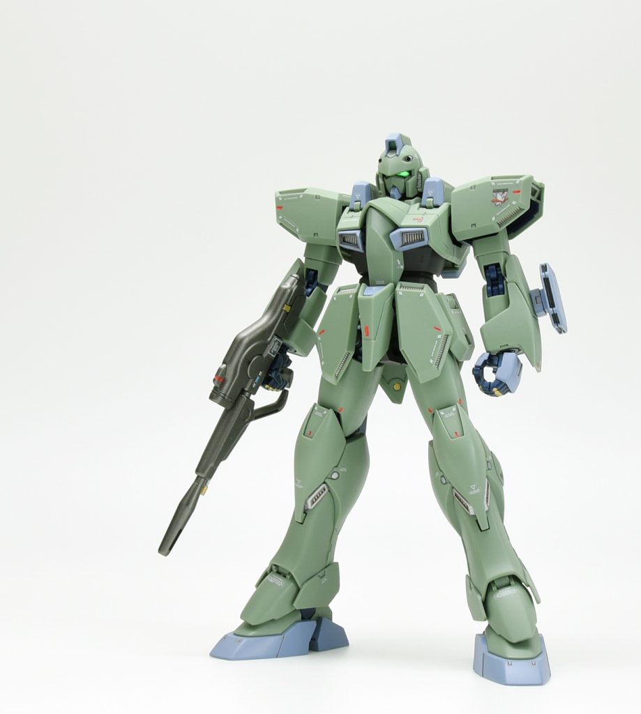 正面側斜め前です。量産機体系のシンプルな構造ながら個人的には好みのプロポーションでした。